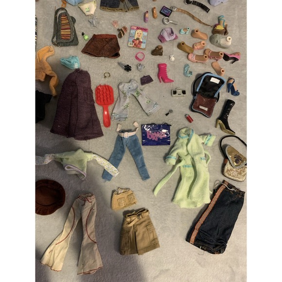 Lot Of MGA Bratz Doll Clothes Accessories & Single Shoes *No Pairs* - Picture 4 of 5